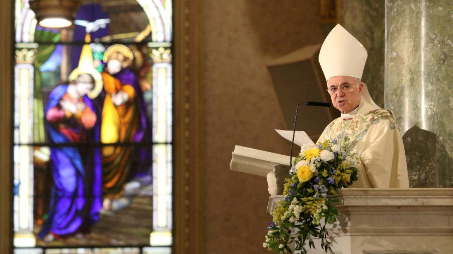 20.jul.15 - O Arcebispo Carlo Maria Vigano lê durante a ordenação episcopal dos Bispos Auxiliares James Massa e Witold Mroziewski, no Brooklyn, Nova York, EUA - Gregory A Shemitz/REUTERS