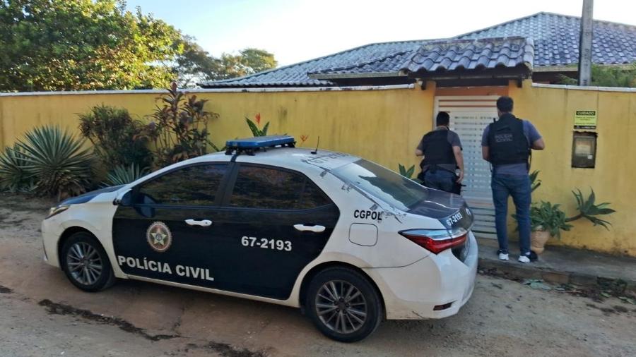 Dois policiais civis são presos por falsidade ideológica e corrupção passiva por suspeita de extorquir vítima de roubo durante o registro da ocorrência no RJ