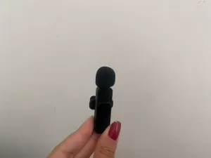 Microfone sem fio de R$ 30 para celular funciona mesmo? Confira o review