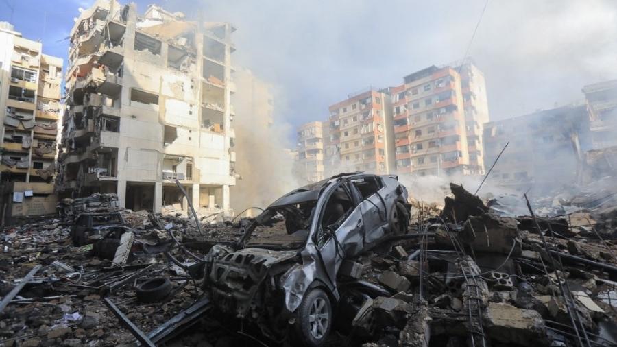 Fumaça é vista após ataque aéreo em Beirute, no Líbano; bombardeio na área destruiu sede de canal de TV - 1.out.2024/Photo by AFP