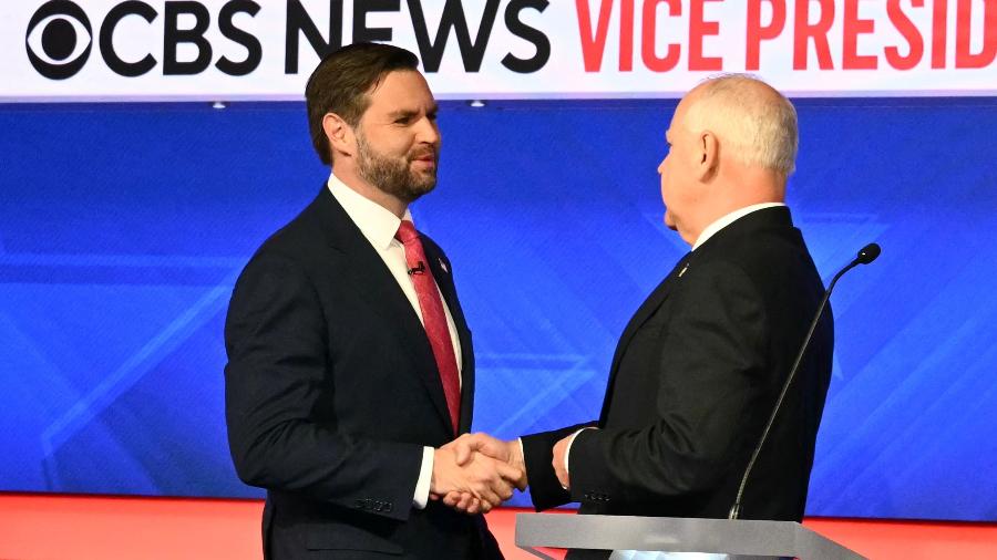 JD Vance e Tim Walz se cumprimentam em debate da CBS entre candidatos a vice-presidente dos EUA