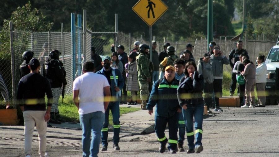 30.out.2024 - Trabalhadores e familiares aguardam notícias após uma explosão em uma torre do complexo Aceros Simec, no município de Xalostoc, estado de Tlaxcala (México) - CRISTIHAN HACHAC / AFP