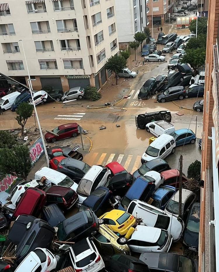 Carros ficaram empilhados após serem arrastados pela água