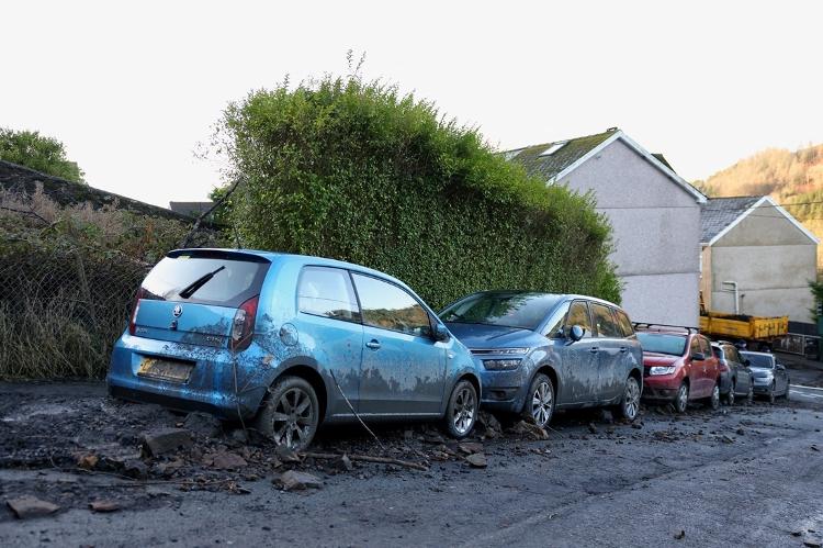 Uma imagem mostra carros em uma rua afetada por um deslizamento de terra, após a tempestade Bert, em Cwmtillery, Gales do Sul, Grã-Bretanha, em 25 de novembro de 2024.