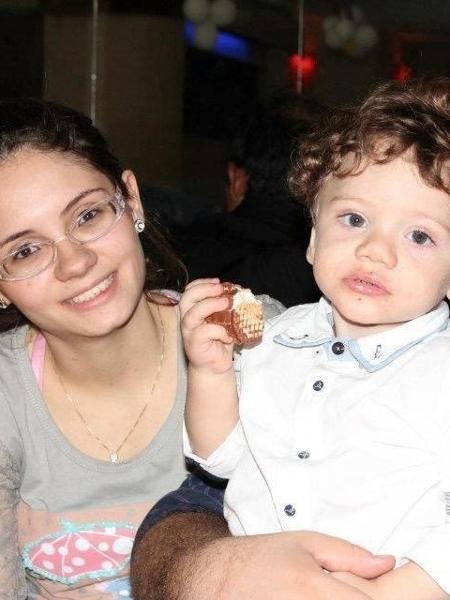 Taynara e o filho Rafael, que morreu com um ano e oito meses Taynara e o filho Rafael, que morreu com um ano e oito meses