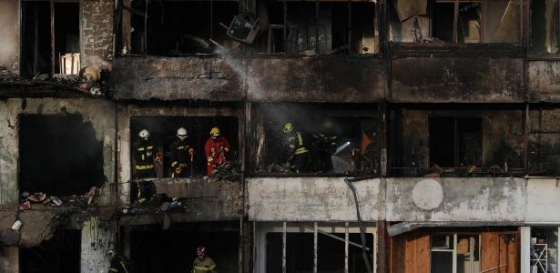 https://conteudo.imguol.com.br/c/noticias/7e/2025/11/25/equipes-de-resgate-ucranianas-trabalham-em-um-predio-residencial-danificado-apos-ataques-de-misseis-e-drones-russos-em-kiev-em-25-de-novembro-de-2025-em-meio-a-invasao-russa-da-ucrania-1764082914101_v2_615x300.jpg