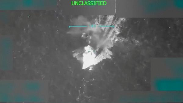 Reprodução de imagem de vídeo divulgado por Trump em setembro de ataque a barco suspeito de transportar drogas no Caribe