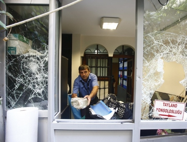 9.jul.2015 - Pedras são retiradas do consulado tailandês em Istambul (Turquia), que foi atacado durante protesto contra a expulsão de imigrantes uigures para a China - Osman Ørsal/Reuters