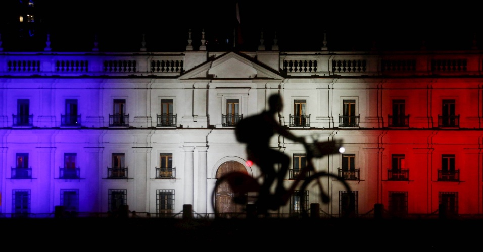 16.nov.2015 - Palácio La Moneda, sede do governo do Chile, é iluminada com as cores da bandeira francesa em homenagem  às vítimas do ataque realizado na sexta-feira (13)