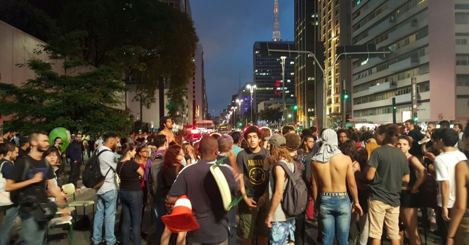 02.dez.2015 - Estudantes fecham avenida Paulista na altura do número 2.300 na noite desta quarta; eles haviam fechado a Henrique Schaumann por cerca de 1h antes de a PM dispersar o protesto com bombas de gás