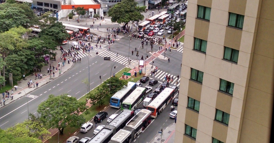7.dez.2015 - Estudantes fecham cruzamento das avenidas Rebouças e Faria Lima na tarde desta segunda-feira