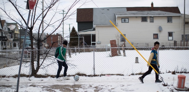 Meninos brincam de jogar bola em bairro em que mais de 500 casas são ocupadas por famílias de refugiados - Nathaniel Brooks/The New York Times