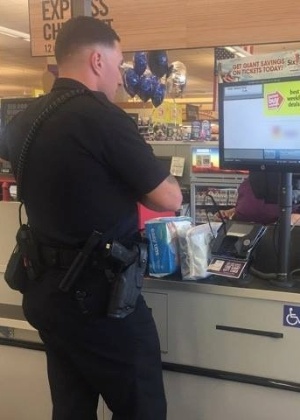 Policial ajuda mãe a comprar fraldas após ser chamado para ocorrência em mercado - Laurel Police Department/Divulgação