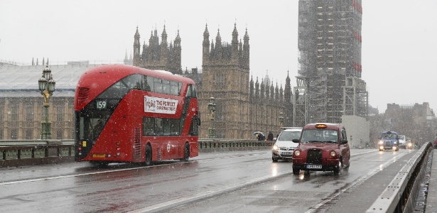  As intensas nevadas que caíam no Reino Unido tumultuaram os transportes no país - Han Yan/Xinhua