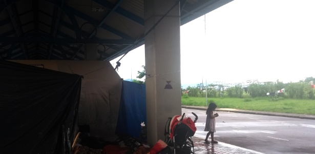 16.jan.2018 - Criança em terminal abandonado usado para abrigar indígenas na temporada de verão em Florianópolis - Aline Torres/UOL - Aline Torres/UOL
