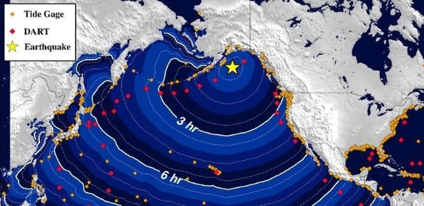 23.jan.2018 - Mapa mostra área em alerta de tsunami (pontos amarelos) após terremoto de magnitude 7,9 atingir a costa do Alasca (ponto marcado com uma estrela) - NWS Tsunami Alerts