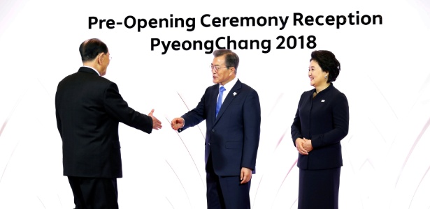 O chefe de Estado cerimonial da Coreia do Norte, Kim Yong-nam, com o presidente da Coreia do Sul, Moon Jae-in, e a primeira-dama sul-coreana, Kim Jung-sook - REUTERS/Kim Hong-Ji