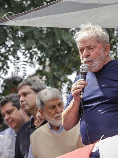 7.abr.2018 - Lula discursa em São Bernardo do Campo antes de se entregar à PF - Marcelo Justo/UOL