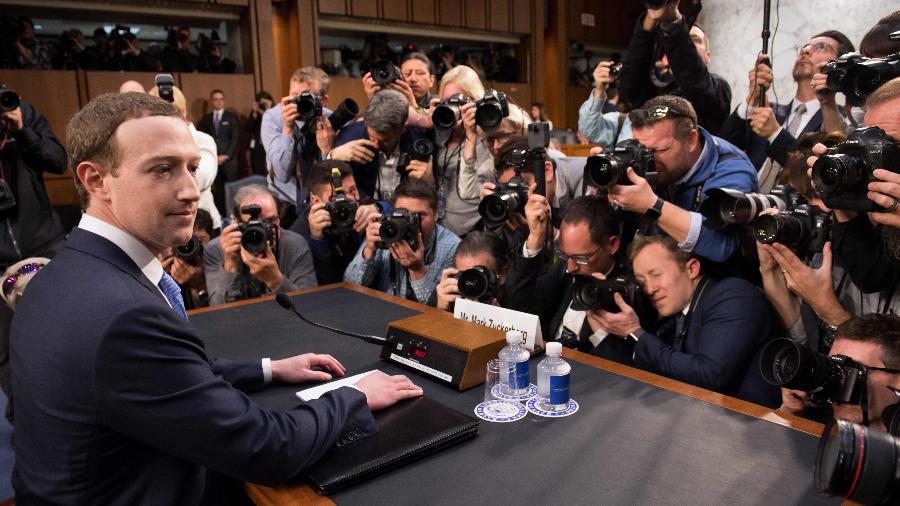 Mark Zuckerberg é cercado por fotógrafos antes de depoimento ao senado americano, em 2018 - Saul Loeb/AFP