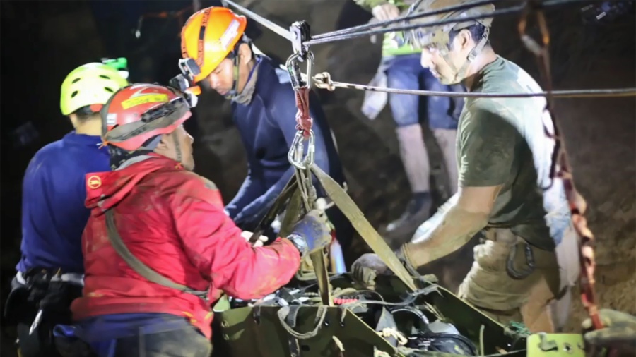 11.jul.2018 - Vídeo mostra imagens do resgate de um dos meninos que passou 18 dias em uma caverna na Tailândia; eles foram transportados aparentemente sedados - ROYAL THAI NAVY/AFP