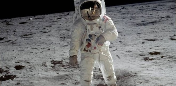 Neil Armstrong tirou esta foto de Buzz Aldrin, assim que os dois viraram os primeiros seres humanos a caminhar sobre a superfície lunar, em 20 de janeiro de 1969 - Nasa