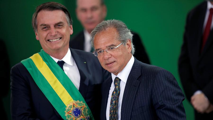 Jair Bolsonaro cumprimenta o ministro da economia Paulo Guedes durante a cerimônia de posse - Ueslei Marcelino/Reuters