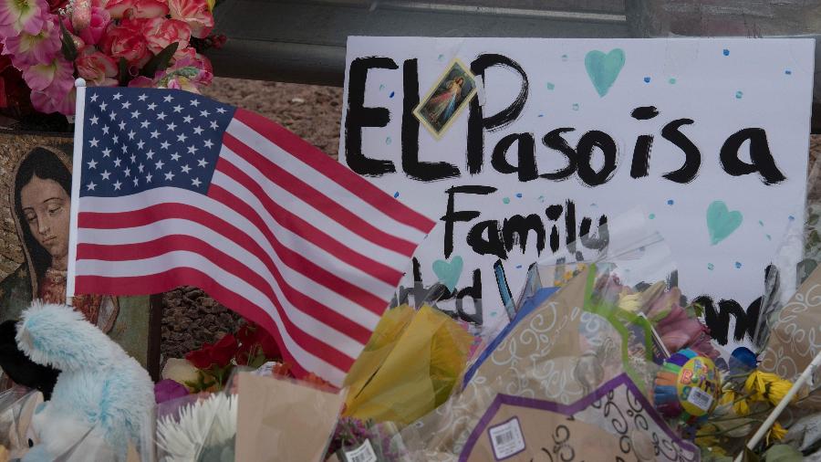4.ago.2019 - Homenagens são postas em frente ao Walmart de El Paso, Texas, onde 20 pessoas morreram em ataque a tiros - Mark Ralston/AFP