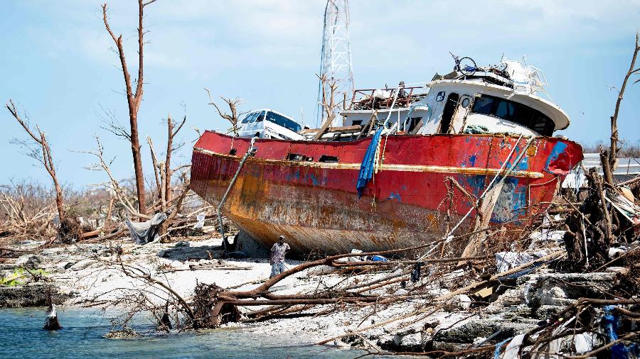 5.set.2019 - Pessoas recolhem itens de um navio encalhado após a passagem do furacão Dorian pelas Carolinas - Brendan Smialowski/AFP