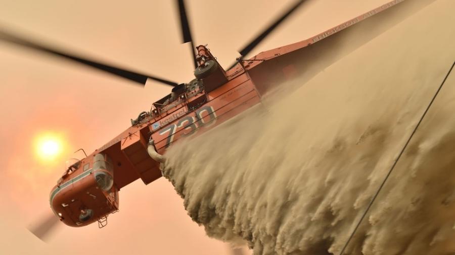 Milhares de bombeiros e militares estão tentando combater as chamas, mas o primeiro-ministro tem sido duramente criticado por ter demorado a agir - Getty Images