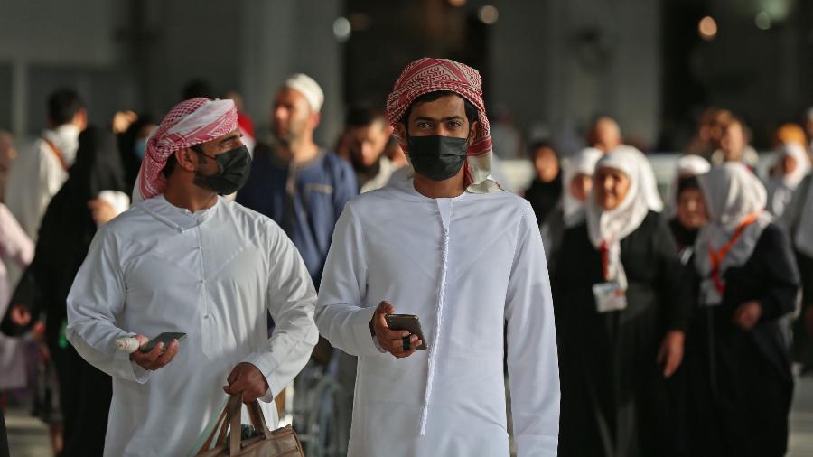 28.fev.2020 - Muçulmanos usam máscaras contra o coronavírus em Meca, na Arábia Saudita - Abdel Ghani Bashir/AFP