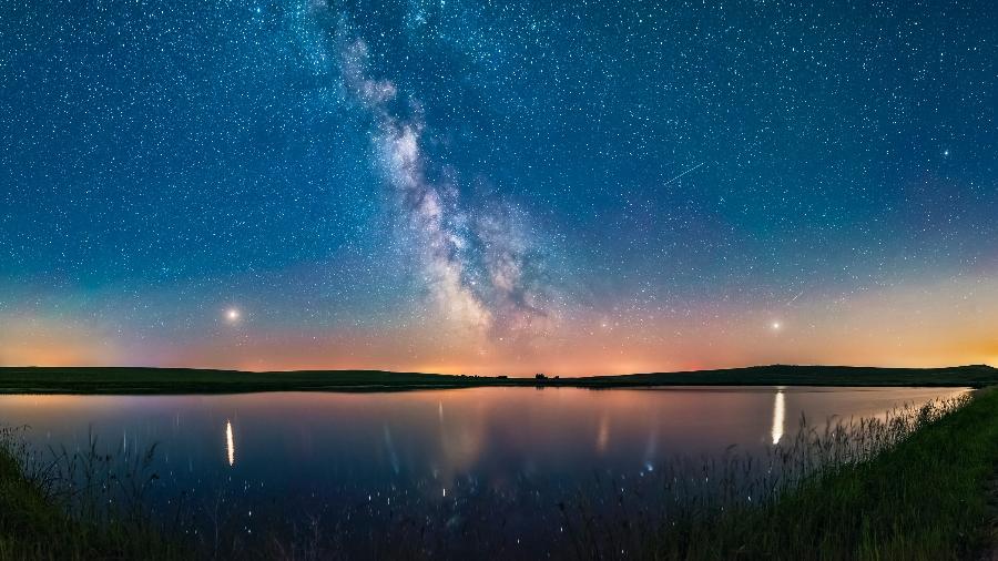 06.jul.2018 - Marte (esquerda), Júpiter (direita) e Saturno são vistos juntos no céu em imagem de 2018 - Getty Images