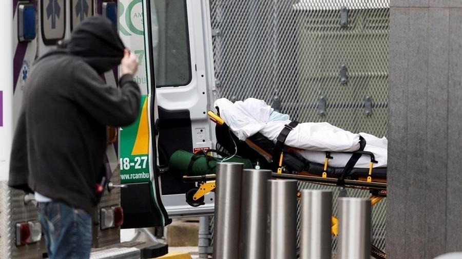 Paciente é levado ao serviço de emergência em Nova York - Justin Lane/EFE