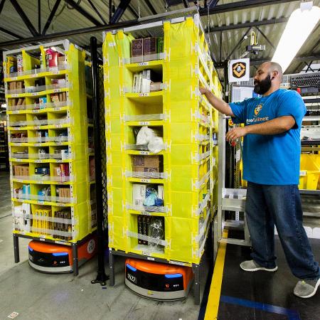 Funcionário da Amazon trabalha em armazém da empresa - Eric Slomanson/Divulgação Amazon - Eric Slomanson/Divulgação Amazon