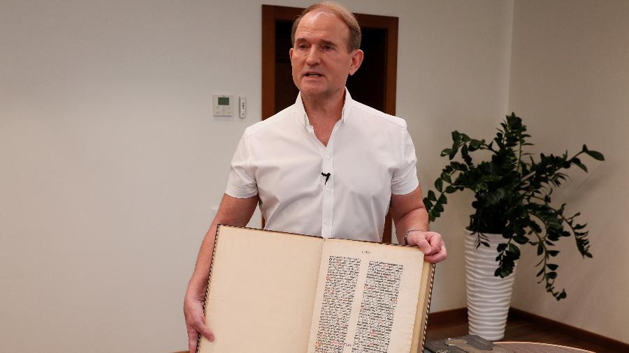 Parlamentar ucraniano Viktor Medvedchuk mostra fragmento da Bíblia de Gutenberg - GLEB GARANICH