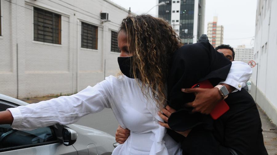 Josefa de Souza Mathias na saída da delegacia em Campinas; ela nega tentativa de fraude - Felipe de Souza/UOL