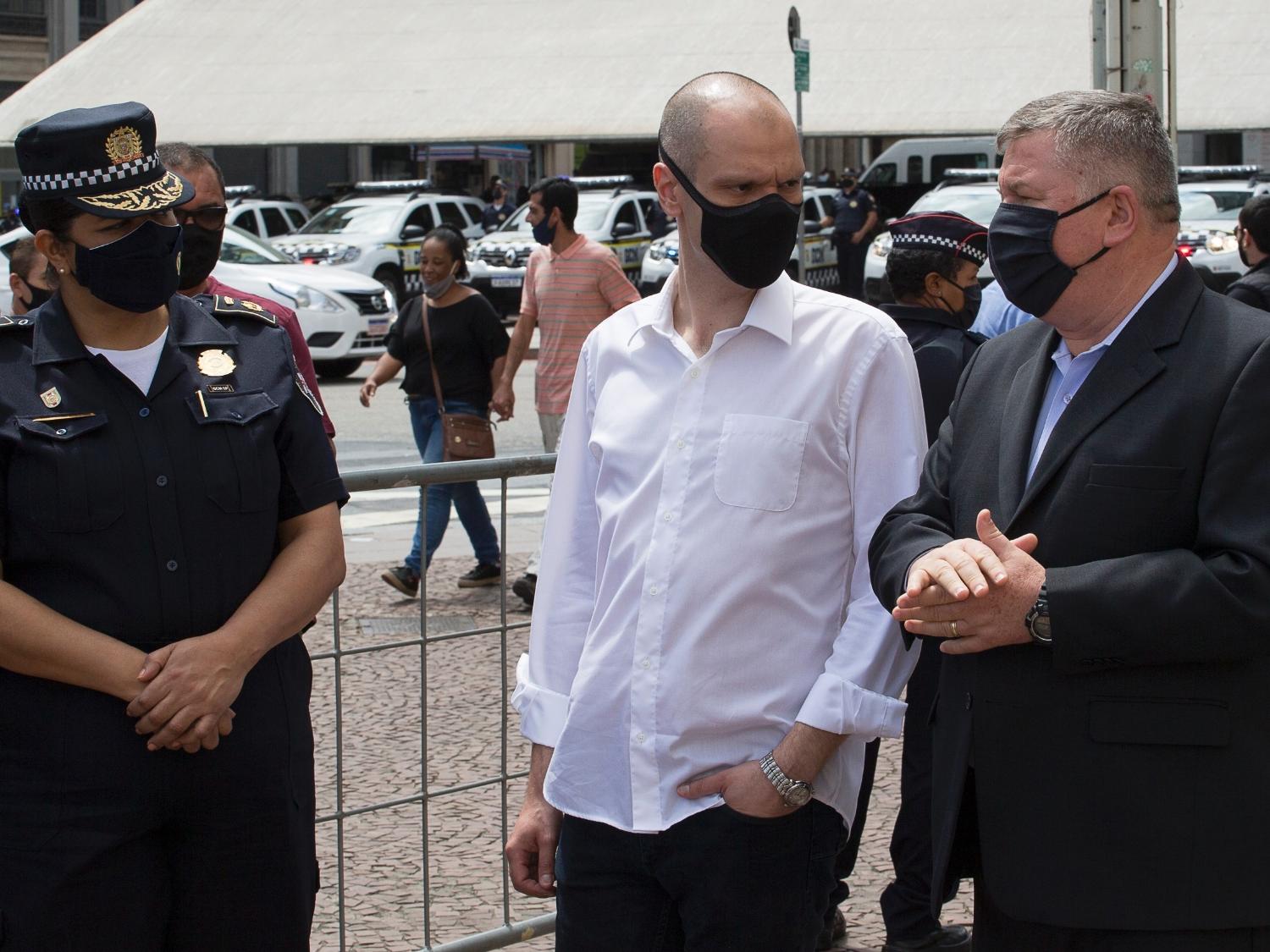 20 out. 2020 - Bruno Covas (PSDB) entrega 38 novas viaturas para a GCM (Guarda Civil Metropolitana) para reforçar a capacidade de patrulhamento, em solenidade realizada diante da sede da Prefeitura - MISTER SHADOW/ESTADÃO CONTEÚDO