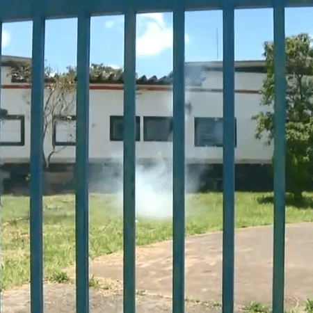 Bomba é arremessada em delegacia com a chegada do padrasto que confessou ter matado a enteada em Hortolândia (SP) - Reprodução/EPTV - Reprodução/EPTV