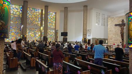 Fiéis assistem missa na paróquia São Judas Tadeu - Anahi Martinho/UOL - Anahi Martinho/UOL