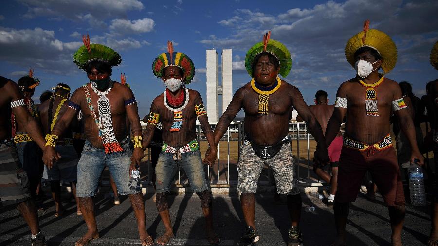 Representantes do povo Kayapó, que habitam o Pará e o Mato Grosso, protestam na Esplanada, nesta imagem de agosto de 2021 - CARL DE SOUZA/AFP