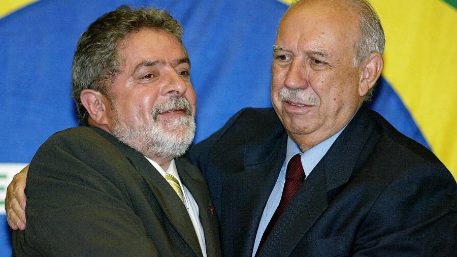 Recém-eleito presidente, Luiz Inácio Lula da Silva (PT) abraça seu vice-presidente José Alencar (PL), após receber a confirmação de sua vitória em São Paulo (SP) - VANDERLEI ALMEIDA/AFP