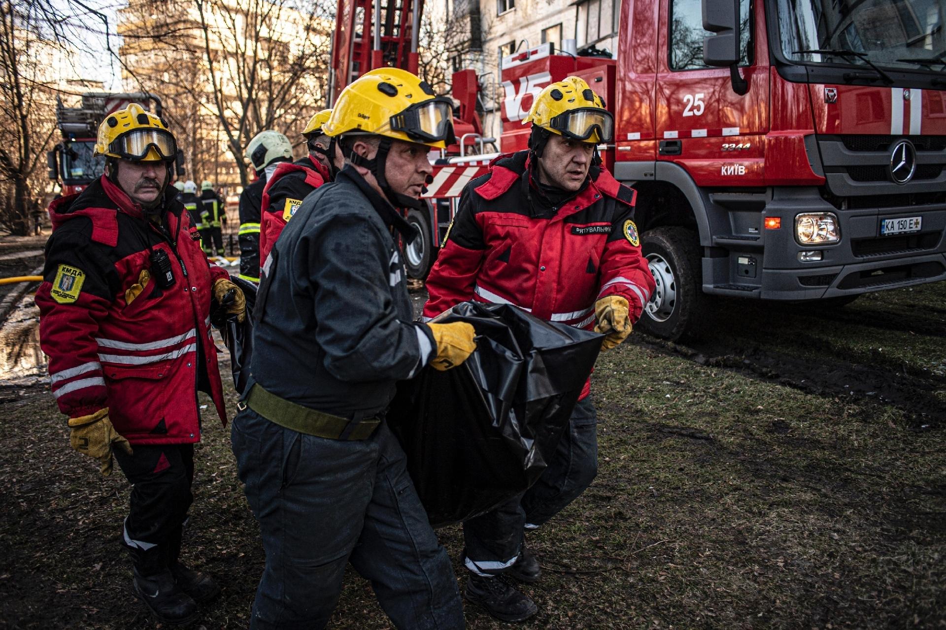 15.mar.2022 - Projéteis atingiram vários prédios residenciais, dois arranha-céus no distrito de Sviatoshynskyi, um em Podilskyi e uma casa particular. - André Liohn