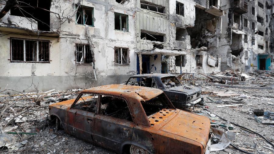 3.abr.2022 - Carro destruído em Mariupol, na Ucrânia, em meio a conflito com a Rússia - Alexander Ermochenko/Reuters