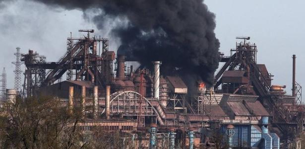 26.abr.2022 - Fumaça na região da usina de Azovstal, em Mariupol, na Ucrânia