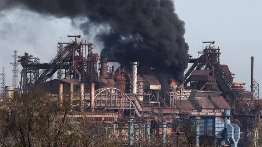 26.abr.2022 - Fumaça na região da usina de Azovstal, em Mariupol, na Ucrânia - Reprodução/Telegram/mariupolrada