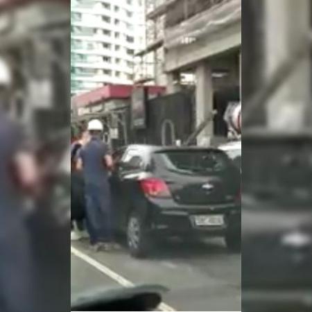Uma viga de ferro caiu sobre um carro na Avenida Cidade Jardim, zona Sul de São Paulo - Reprodução/Band
