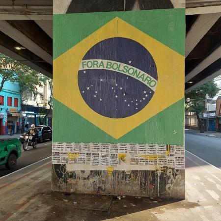 Bandeiras do Brasil como "Fora Bolsonaro" nas colunas do Minhocão - Perfil do Instagram "Vila Buarque"