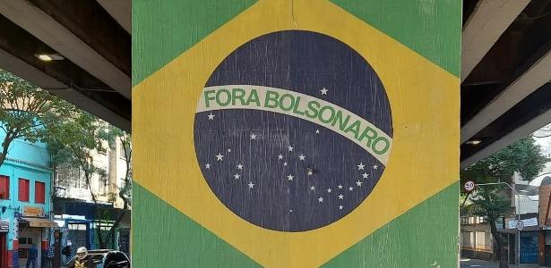 Bandeiras do Brasil como 'Fora Bolsonaro' nas colunas do Minhocão