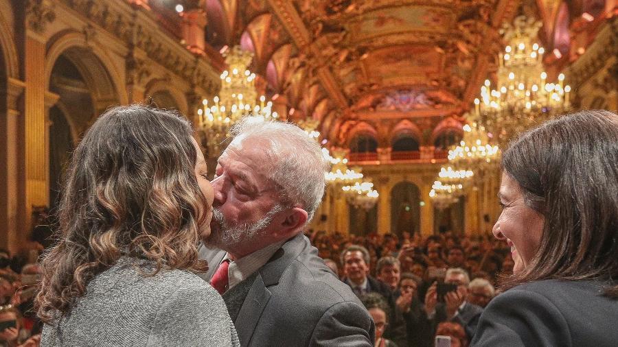 O ex-presidente Lula (PT) beija a noiva, Janja Silva, em evento junto à prefeita de Paris, Anne Hidalgo, na França, em novembro - Reprodução/Twitter