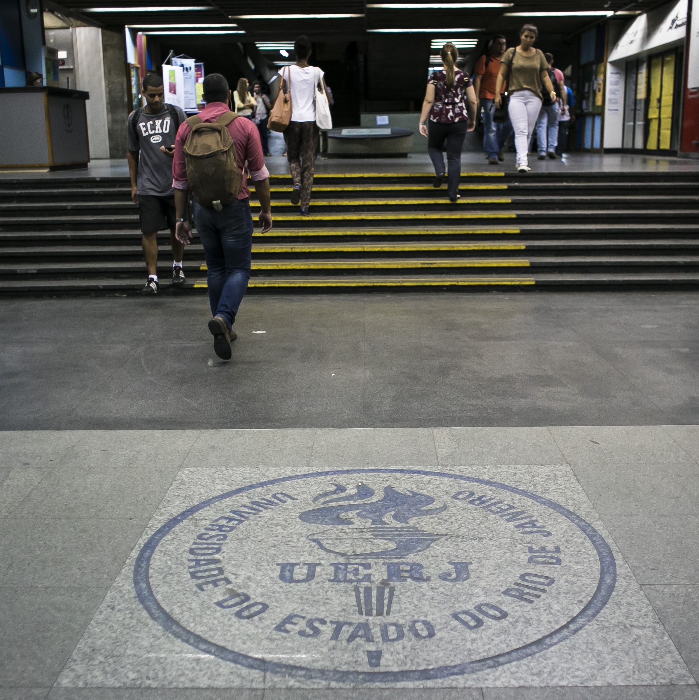 Obras interditam parte do estacionamento no Campus Maracanã - UERJ