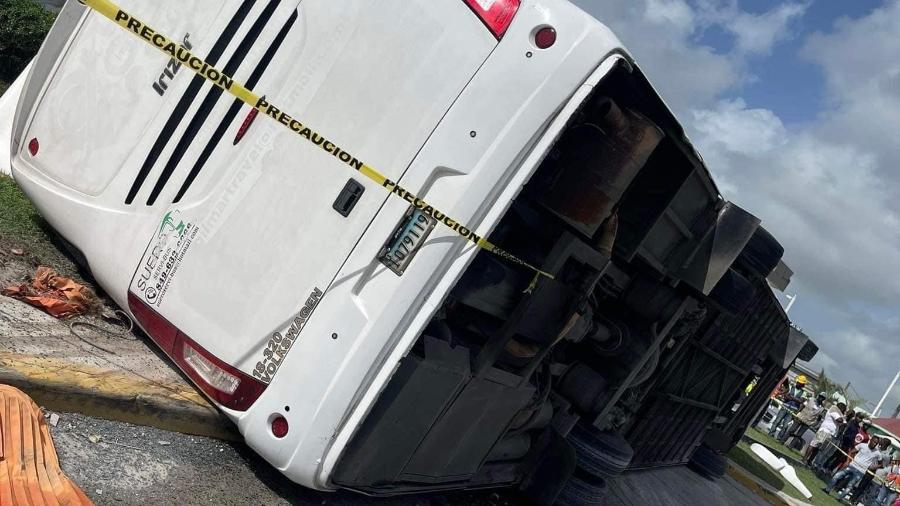 Ônibus turístico capotou em Punta Cana deixando ao menos três pessoas mortas - Reprodução/Twitter @Impactord1